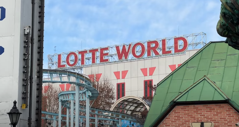 lotte world: A festive and fun indoor theme park for all ages